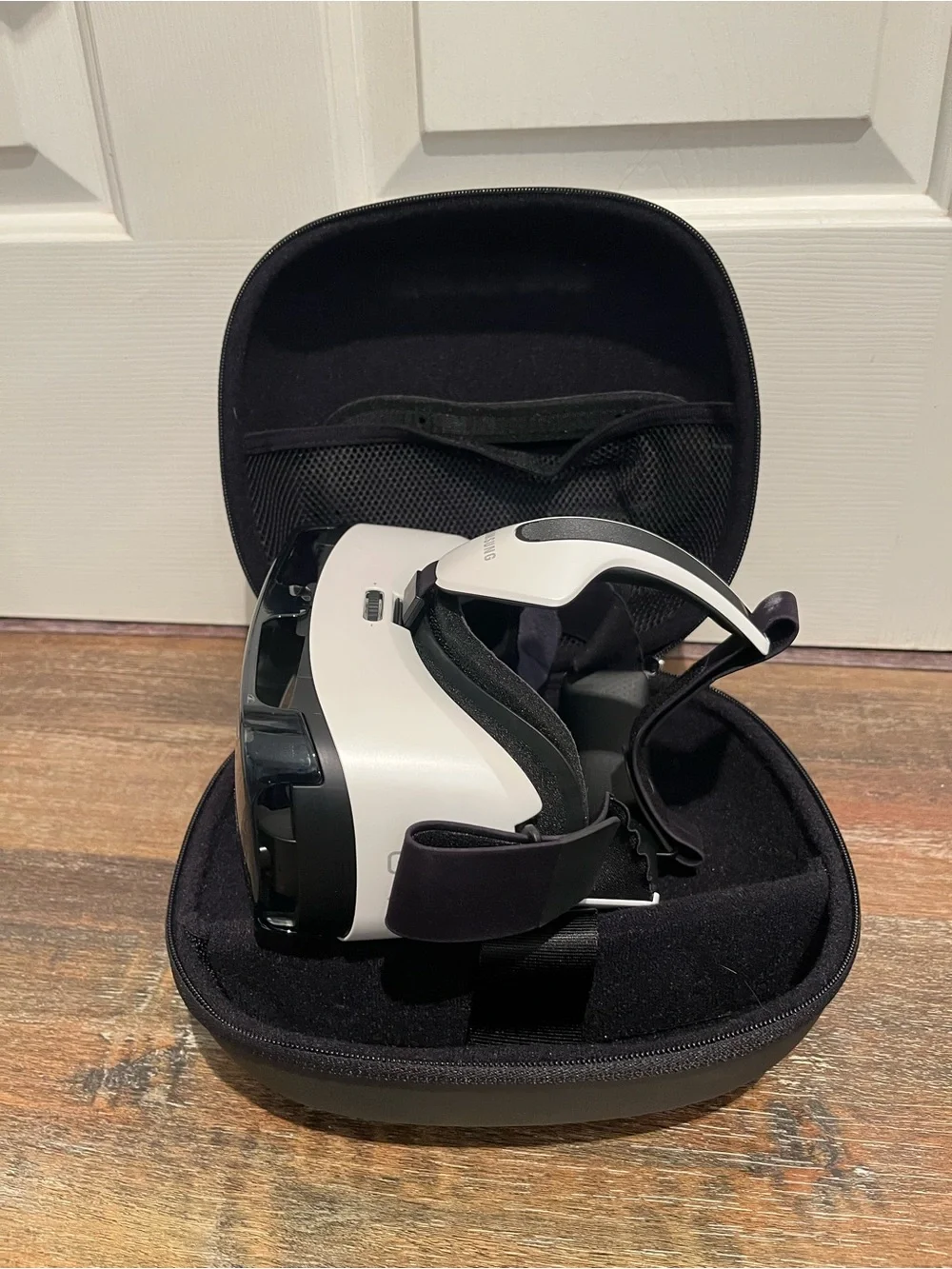 Samsung Gear VR Headset in Black Finish - LIKE NEW!!